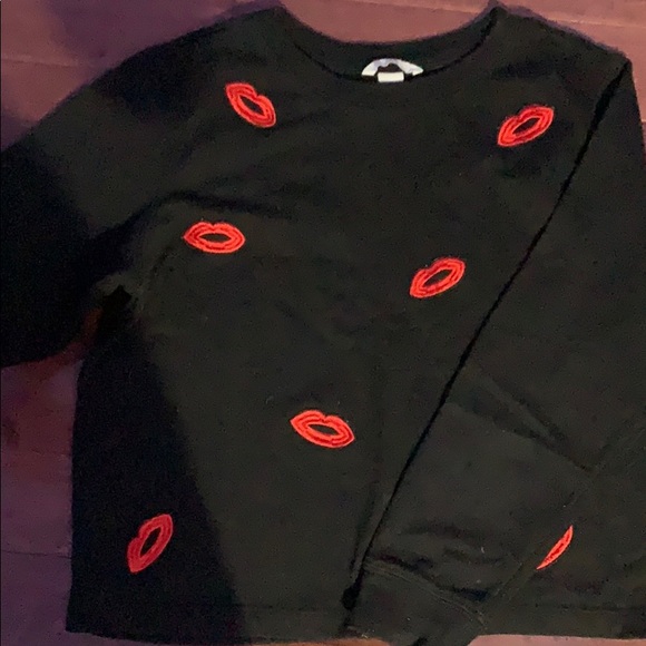 Lip sweater😻 - Picture 3 of 4